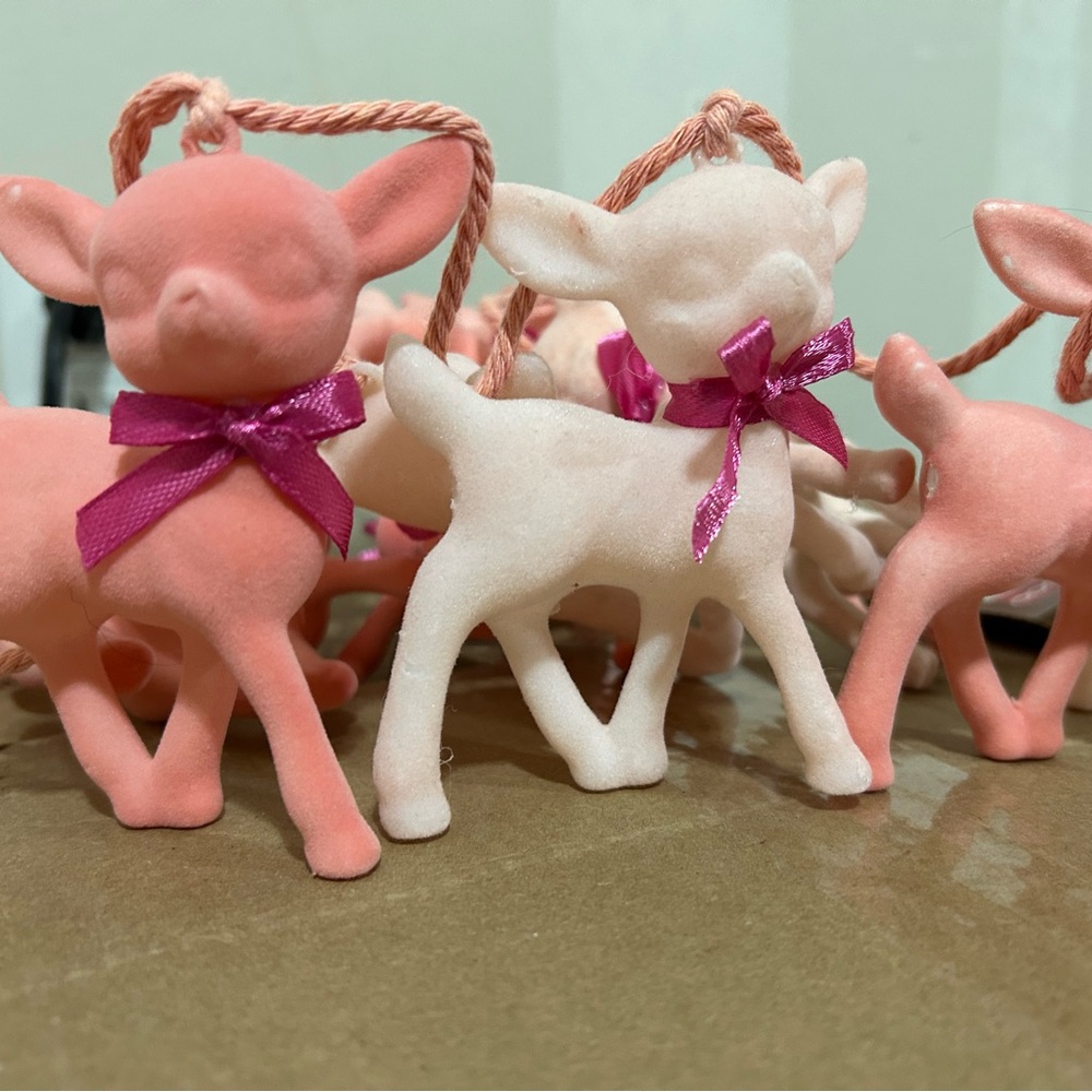 Deer & Bow Garland Flocked Pink